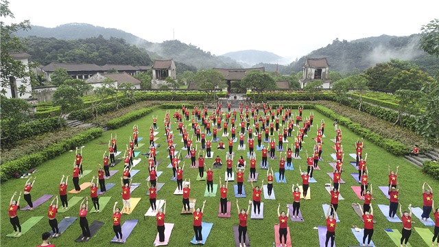 250 học viên của Học viện Zen Yoga đồng diễn tại Yên Tử