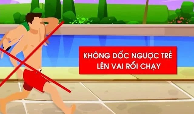 Bác sĩ sơ cứu kịp thời bé gái đuối nước tại bể bơi ở Hạ Long
