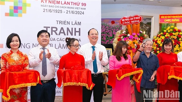 Triển lãm 130 bức tranh của những người làm báo