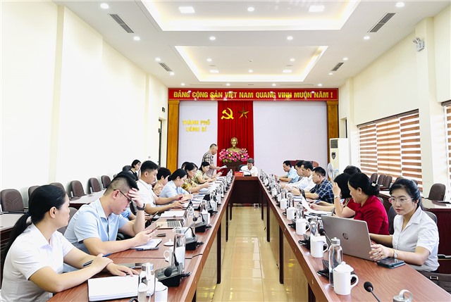 Nghe báo cáo tiến độ triển khai các phương án giảm nghèo, cận nghèo năm 2024