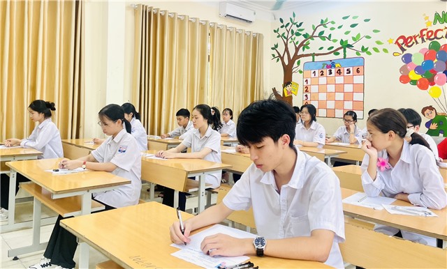 Sáng 2/6, hơn 1.300 thí sinh của thành phố Uông Bí thi môn Toán