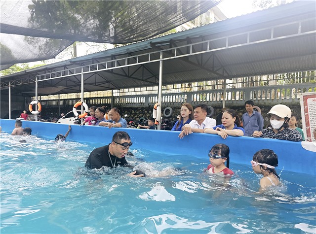 Phương Đông khai mạc lớp bơi miễn phí cho trẻ em có hoàn cảnh khó khăn