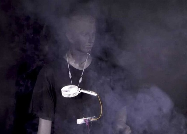 Dùng quạt cầm tay mùa hè, cẩn thận kẻo pin nổ gây hỏng mặt