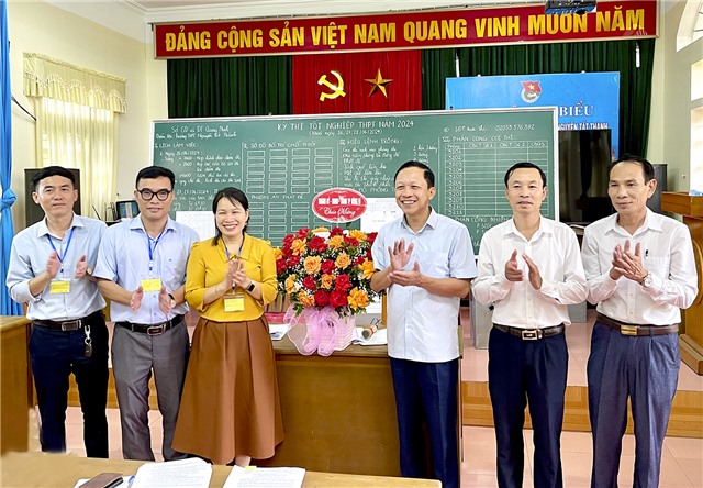 Phó Bí thư Thường trực Thành ủy Nguyễn Chiến Thắng thăm, tặng quà động viên Hội đồng coi thi Tốt nghiệp THPT 