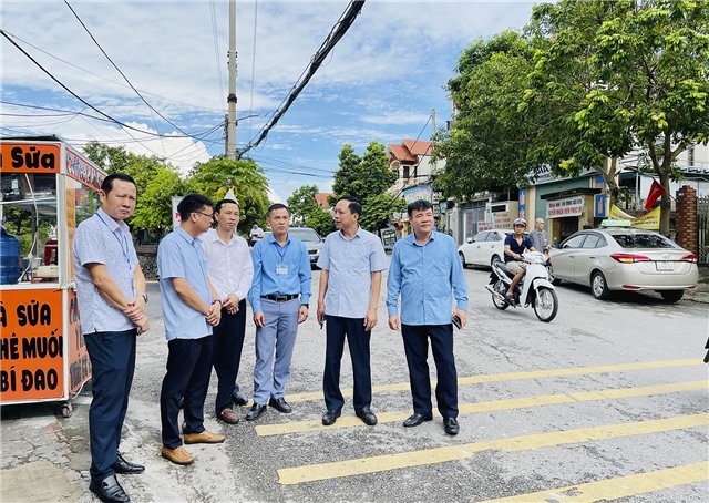 Phó Bí thư Thường trực Thành ủy Nguyễn Chiến Thắng kiểm tra quá trình thi công chỉnh trang tuyến phố Hoàng Quốc Việt 