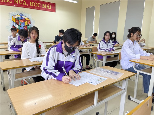 Thí sinh bước vào môn thi đầu tiên Kỳ thi tốt nghiệp THPT năm 2024