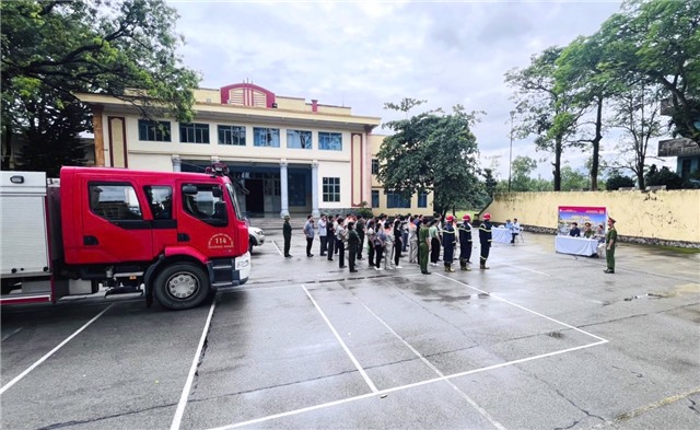 Huấn luyện, thực tập phương án PCCC và CNCH cho lực lượng PCCC và CNCH tại trường Cao đẳng CN&XD Quảng Ninh