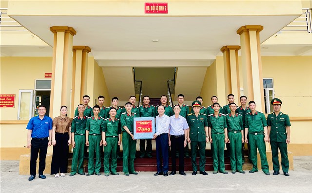 Đồng chí Nguyễn Chiến Thắng, Phó Bí thư Thường trực Thành uỷ thăm, tặng quà động viên chiến sỹ mới tại Trung đoàn 244 Bộ CHQS tỉnh Quảng Ninh