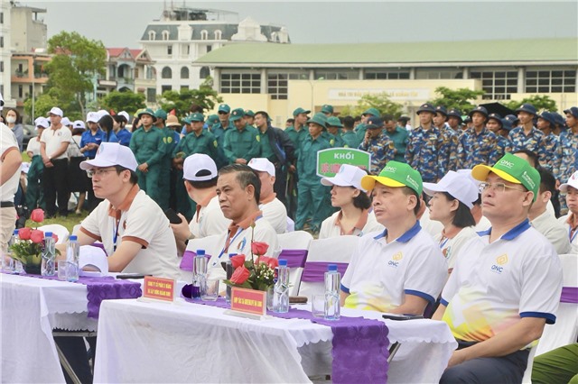 Công ty CP Xi măng và Xây dựng Quảng Ninh hưởng ứng Ngày môi trường và Ngày đại dương thế giới 