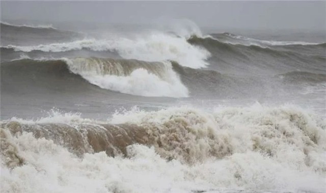 Tàu thuyền hoạt động trên biển đề phòng lốc xoáy, gió giật cấp 7-8