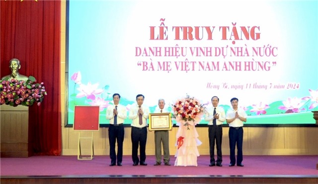 Truy tặng danh hiệu vinh dự nhà nước “Bà Mẹ Việt Nam Anh hùng” cho mẹ Đào Thị Ích