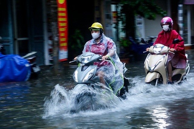 Chuyên gia nói về các đợt mưa liên tiếp dội xuống miền Bắc