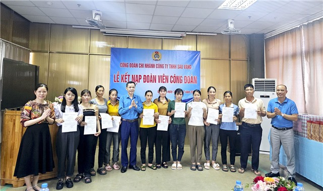 Chi nhánh Công ty TNHH Sao Vàng kết nạp 37 CNLĐ Công ty vào tổ chức Công đoàn Việt Nam