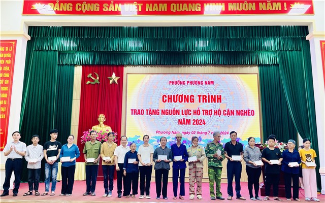 Phường Phương Nam trao tặng nguồn lực hỗ trợ hộ cận nghèo năm 2024 