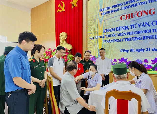 100 thương, bệnh binh, nạn nhân chất độc da cam phường Thanh Sơn được khám bệnh, tư vấn sức khỏe và cấp phát thuốc miễn phí 