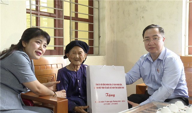 Đồng chí Đặng Xuân Phương, Phó Bí thư Tỉnh uỷ, Trưởng đoàn Đại biểu Quốc Hội tỉnh thăm, tặng quà người có công trên địa bàn thành phố