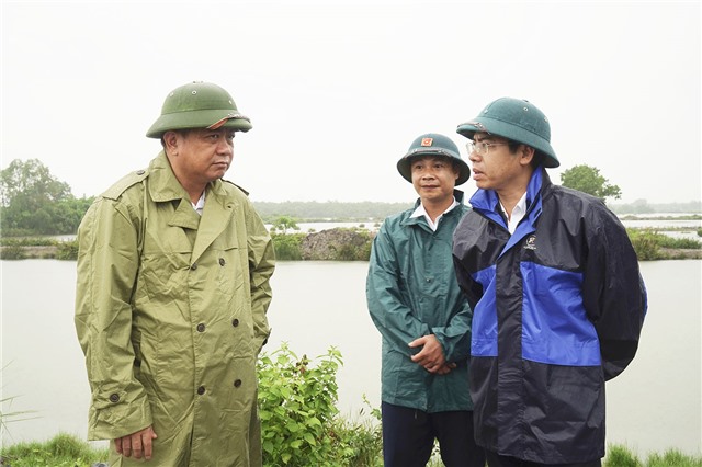 Bí thư Thành uỷ Mai Vũ Tuấn kiểm tra khả năng ứng phó với bão số 2 của tuyến đê Bắc Điền Công, phường Trưng Vương