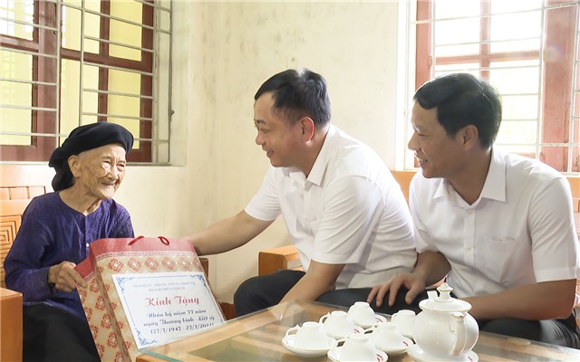 Lãnh đạo thành phố thăm, tặng quà người có công trên địa bàn