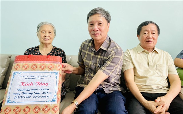 Phó Chủ tịch Thường trực UBND thành phố Nguyễn Văn Thành thăm, tặng quà gia đình người có công tại phường Quang Trung, Bắc Sơn