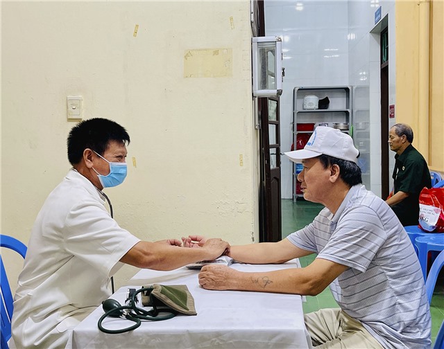 Khám bệnh và tặng quà cho thương, bệnh binh, gia đình người có công trên địa bàn phường Quang Trung 