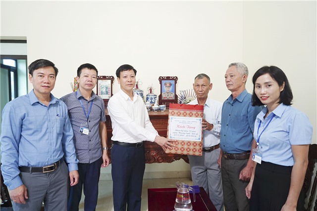 Đồng chí Đỗ Trường Sơn, PCT HĐND thành phố thăm, tặng quà người có công với cách mạng trên địa bàn xã Thượng Yên Công, phường Yên Thanh