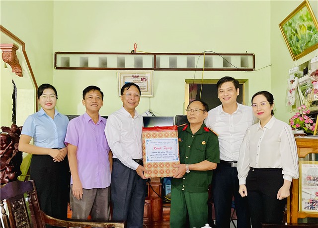 Phó Bí Thư Thường trực Thành ủy, Chủ tịch HĐND thành phố Nguyễn Chiến Thắng thăm, tặng quà gia đình người có công tiêu biểu