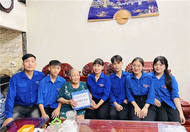 Đoàn Thanh niên phường Quang Trung tặng 15 suất quà cho thương, bệnh binh