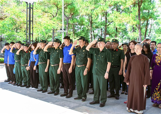 Hội Cựu chiến binh và Đoàn Thanh niên Công ty kho vận Đá Bạc - Vinacomin dâng hương tưởng niệm, tri ân các anh hùng liệt sỹ