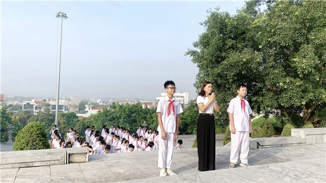 Trường THCS Nguyễn Trãi dâng hương tại Nghĩa trang Liệt sỹ thành phố