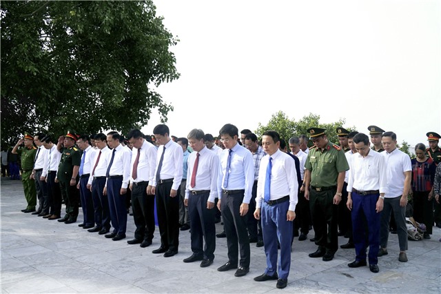 Thành phố Uông Bí viếng nghĩa trang liệt sĩ nhân kỷ niệm 77 năm Ngày Thương binh - Liệt sĩ