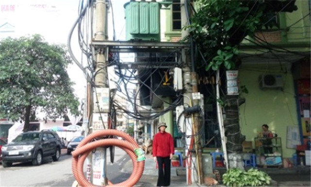 Hoàn thành việc thu gom hệ thống cáp treo thông tin, đảm bảo an toàn cho người dân