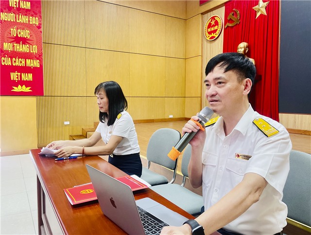 Chi cục Thuế khu vực Uông Bí - Quảng Yên khen thưởng và đối thoại với người nộp thuế