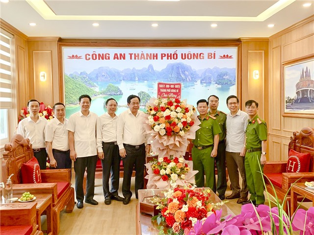 Thường trực Thành uỷ chúc mừng Công an thành phố nhân ngày truyền thống CAND Việt Nam