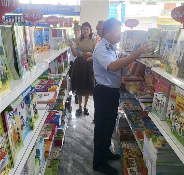 Đội QLTT số 6 tăng cường kiểm tra, kiểm soát thị trường sách giáo khoa và đồ dùng học tập trước thềm năm học mới 2024-2025