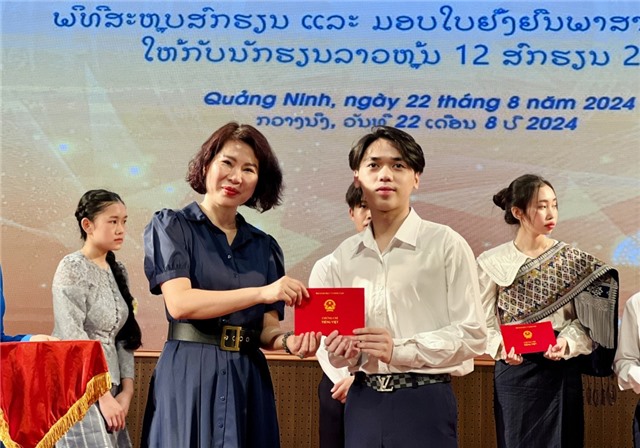 Trường Đại học Hạ Long trao chứng chỉ tiếng Việt cho lưu học sinh Lào