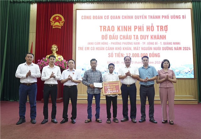 Công đoàn cơ quan Chính quyền trao hỗ trợ đỡ đầu trẻ em có hoàn cảnh khó khăn, mất nguồn nuôi dưỡng trên địa bàn phường Phương Nam