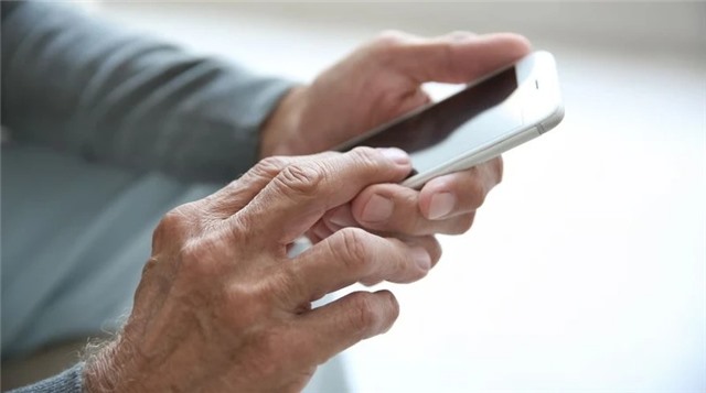 Cùng suy ngẫm: Giúp người cao tuổi sử dụng thiết bị thông minh an toàn