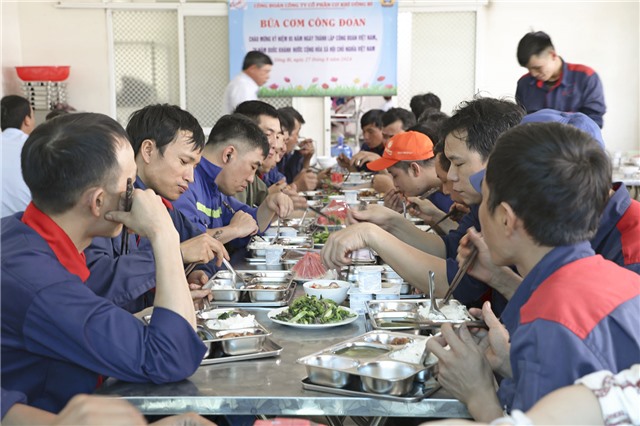 Bữa cơm công đoàn Công ty CP Cơ khí Uông Bí năm 2024