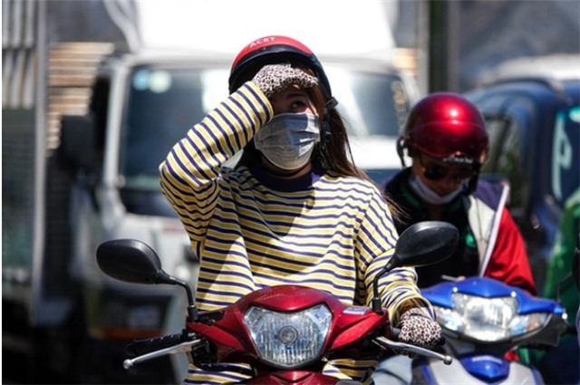 Miền Bắc nắng nóng trên 37 độ, Nam Bộ mưa dông