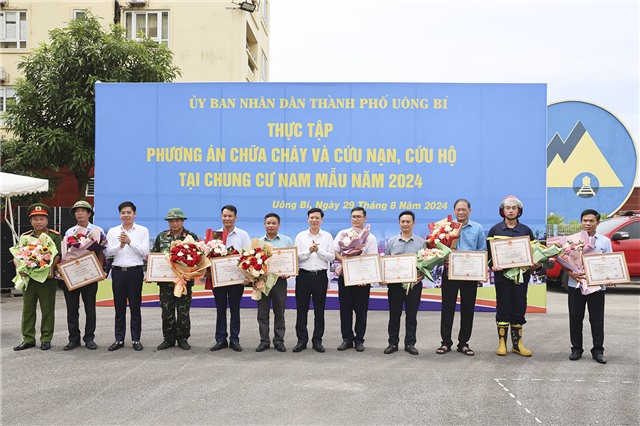 Diễn tập phòng cháy chữa cháy và phương án cứu nạn, cứu hộ huy động nhiều lực lượng tham gia tại chung cư Nam Mẫu