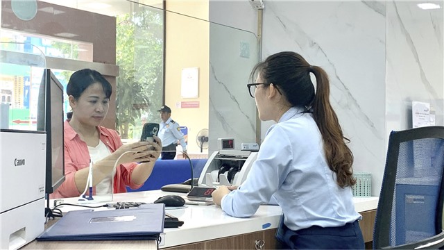 Ngân hàng VietinBank Uông Bí tích cực hỗ trợ khách hàng đăng ký sinh trắc học 