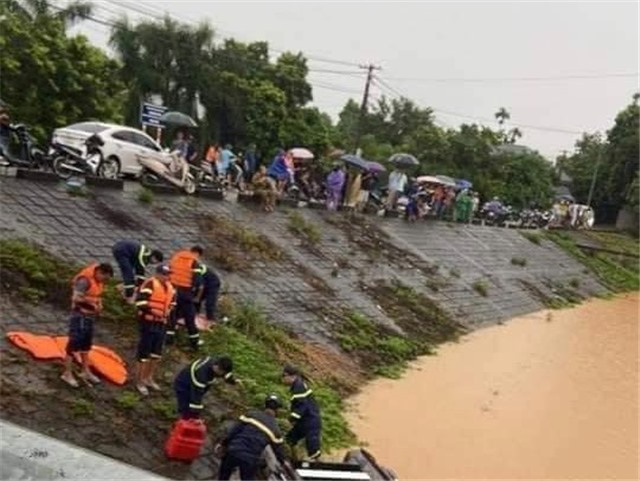 Hai học sinh bị nước lũ cuốn trôi ở Hoà Bình