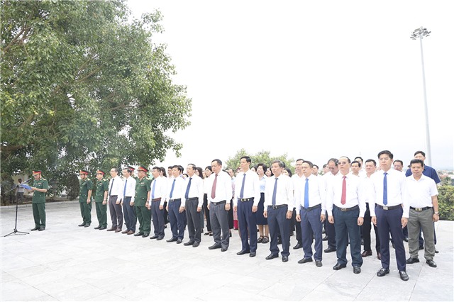 Lãnh đạo thành phố viếng Nghĩa trang Liệt sĩ và dâng hương tại Di tích lưu niệm sự kiện Bác Hồ về thăm Uông Bí