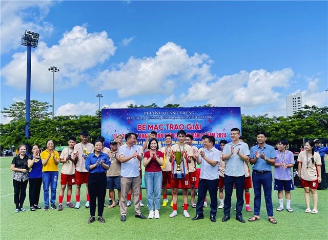 Bế mạc Giải bóng đá thanh thiếu niên các khu dân cư phường Quang Trung 