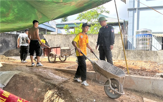 Trung đoàn CSCĐ Đông Bắc hỗ trợ xây nhà Mái ấm Công đoàn 