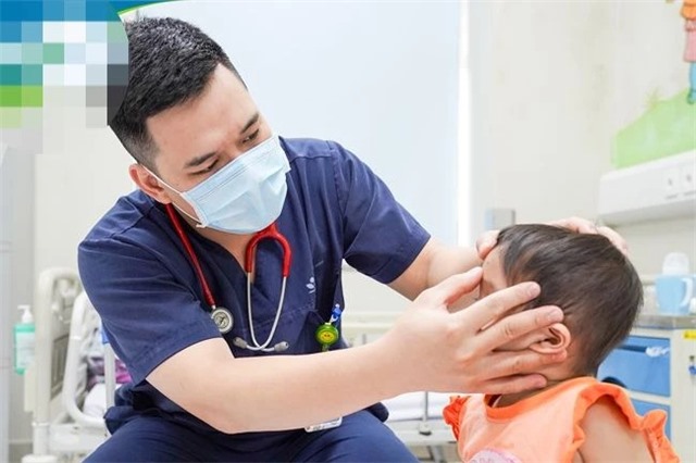 Bệnh nhi sốc phản vệ do bị ong đốt, bác sĩ hướng dẫn cách xử trí