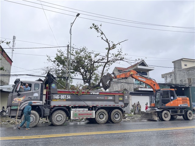 Các địa phương, đơn vị huy động lực lượng khẩn trương dọn dẹp vệ sinh tuyến đường quốc lộ 18A sau cơn bão số 3