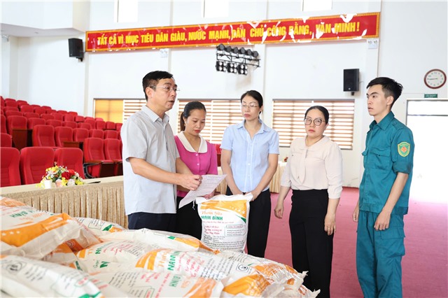 Ủy ban MTTQ thành phố Uông Bí tiếp nhận 20 tấn gạo hỗ trợ của nhà hảo tâm  