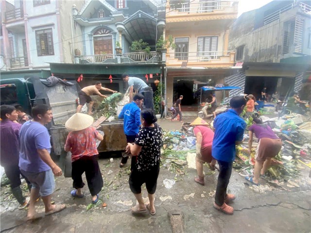 Nhân dân phường Quang Trung chung tay cùng thành phố dọn vệ sinh môi trường