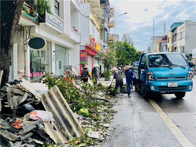 Công ty CP Môi trường và Công trình đô thị thành phố khẩn trương thu gom rác sau bão số 3